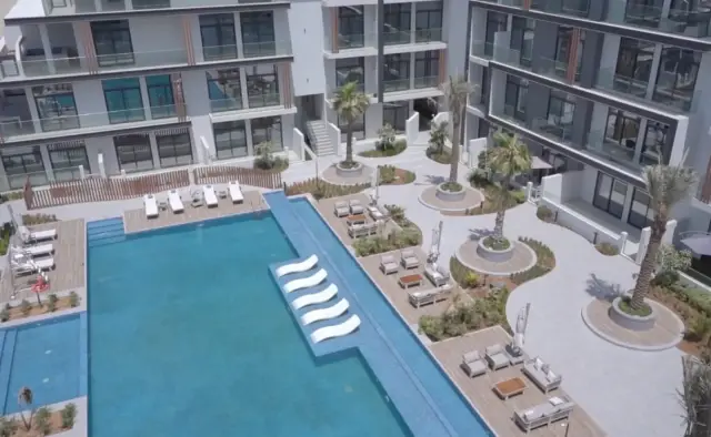 Oxford 212 swimming pool and sun deck