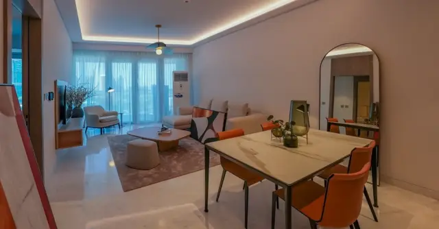Palm Beach Towers, show-apartment dining area