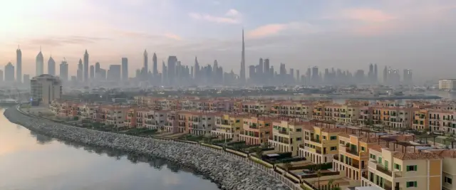 Sur La Mer townhouses along the waterfront with Dubai skyline