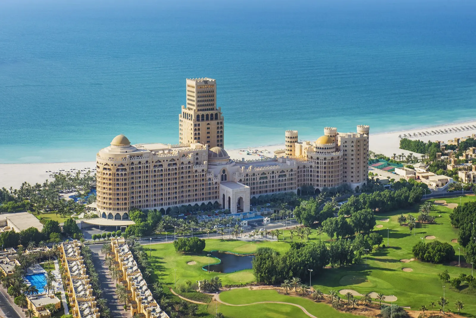 منظر جوي لبرج والدورف أستوريا رأس الخيمة على واجهة الحمرا البحرية، بين ملعب الغولف والبحر